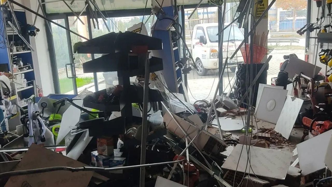 DÜZCE - Depremden etkilenen esnafın dükkanlarını düzenleme çalışmaları sürüyor