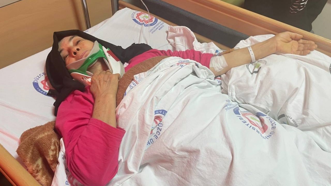 Düzce'deki depremde yaralanan 68 yaşındaki Ayşe Kırca, yaşadıklarını anlattı