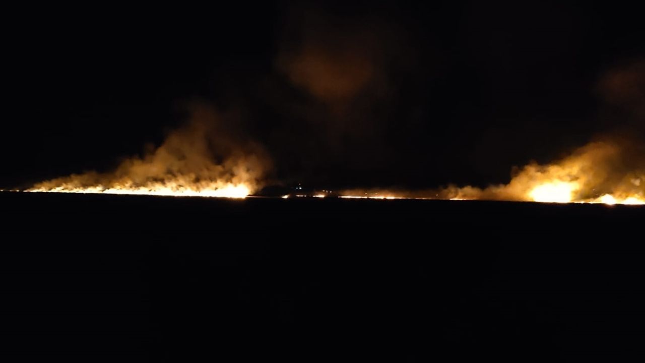 HAKKARİ - Yüksekova'daki Nehil Sazlığı'nda çıkan yangın kontrol altına alınmaya çalışılıyor