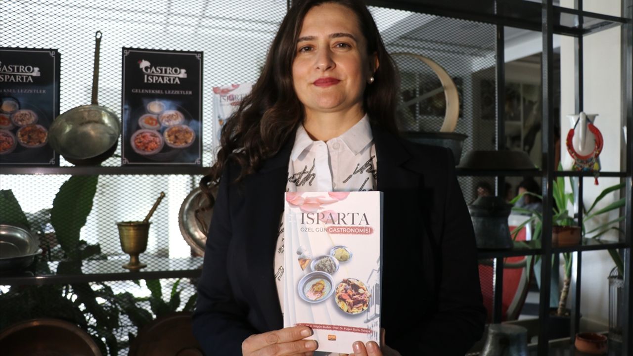 ISPARTA - Köy ve mahalleleri gezen akademisyen yöresel lezzetleri derledi