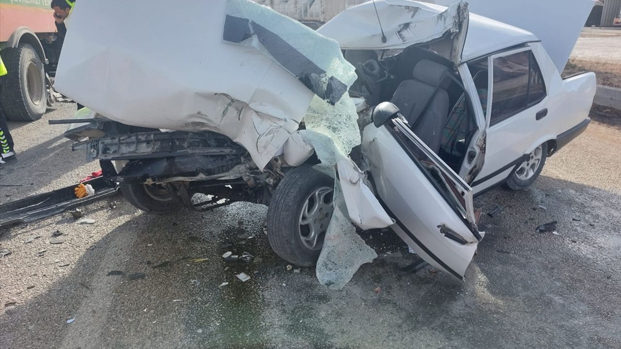 ISPARTA - Otomobilin yol süpürme aracına çarptığı kazada 2 kişi öldü