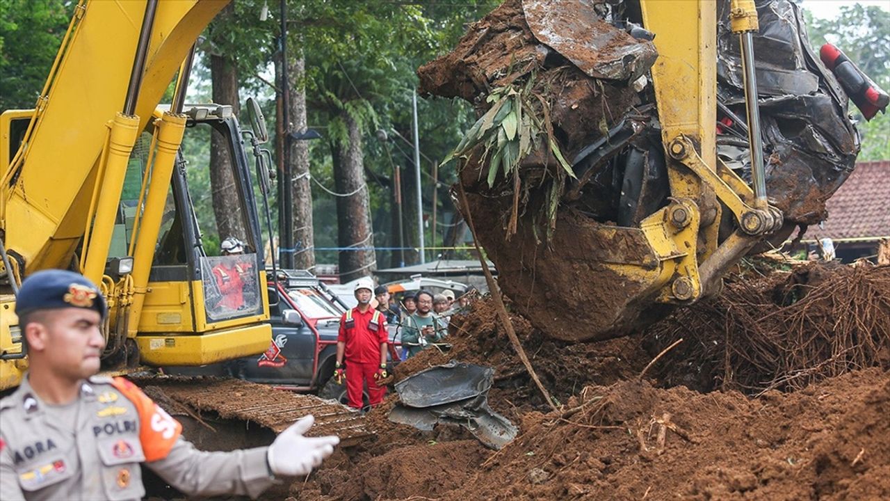 JAWA BARAT - Endonezya'daki depremde kayıp 39 kişi için arama kurtarma çalışmaları devam ediyor