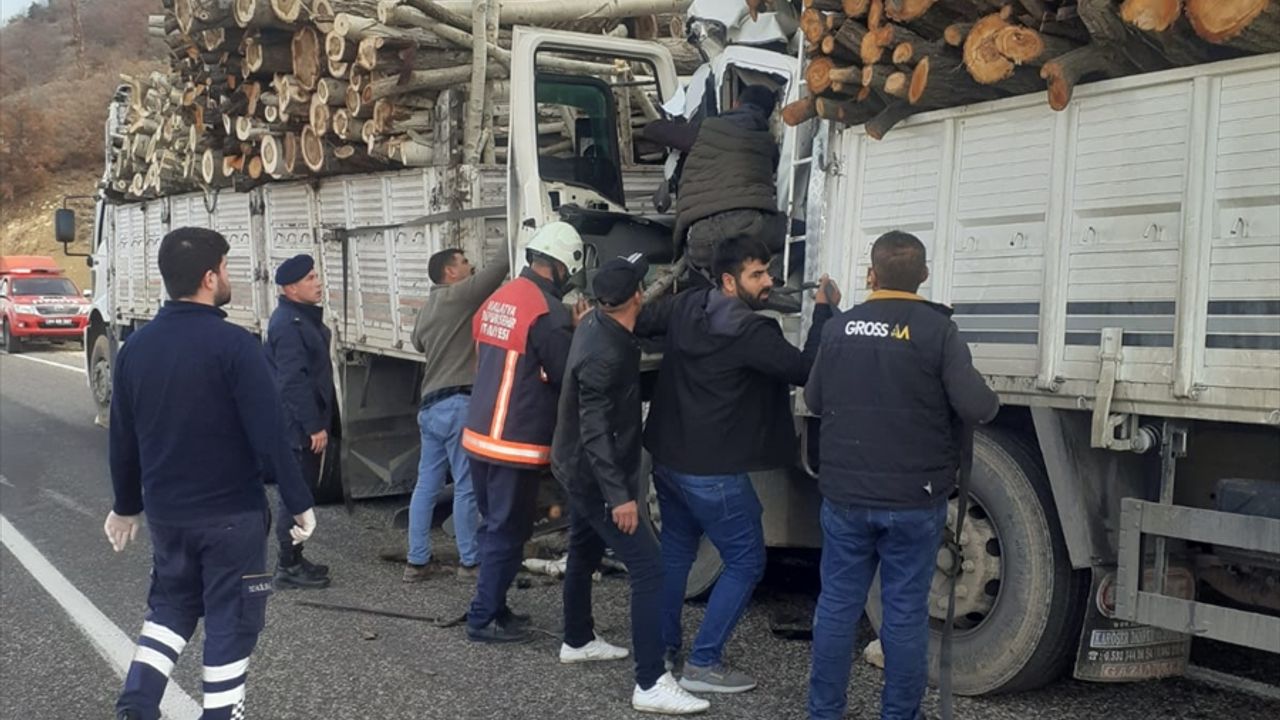 MALATYA - Freni patlayan kamyonun karıştığı kazada 1 kişi yaralandı