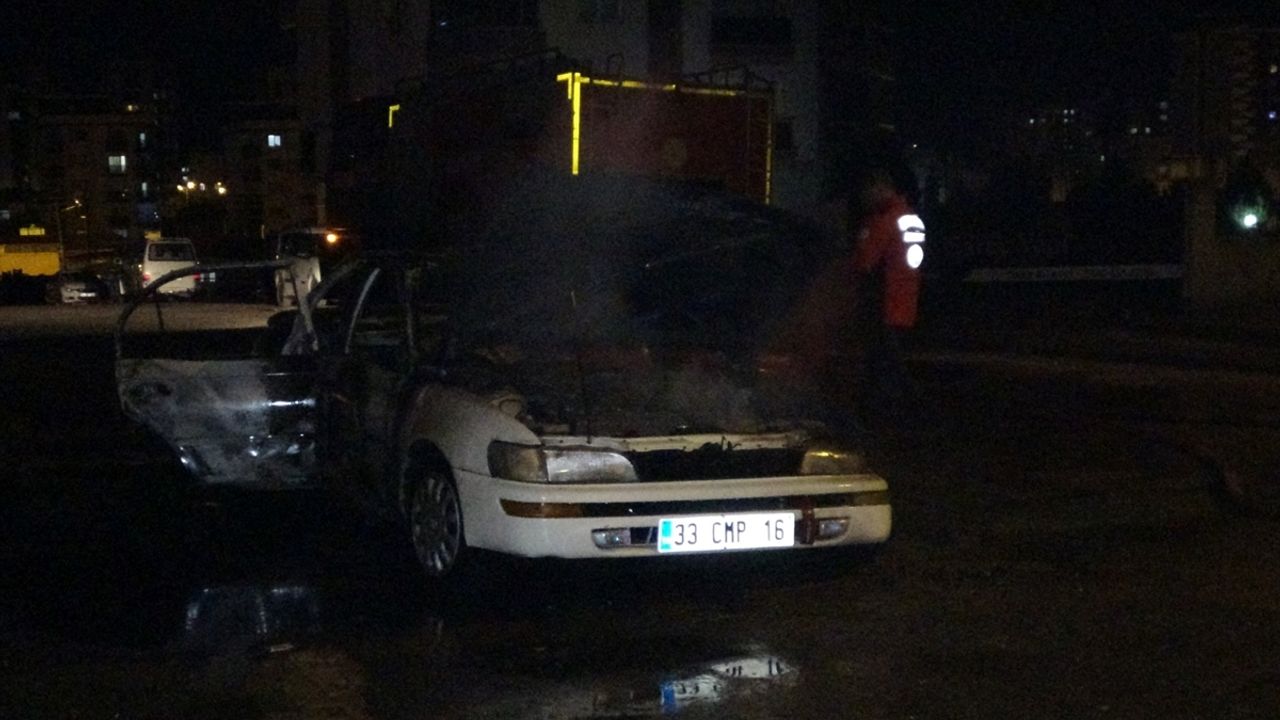 MERSİN - Seyir halindeki otomobil yandı