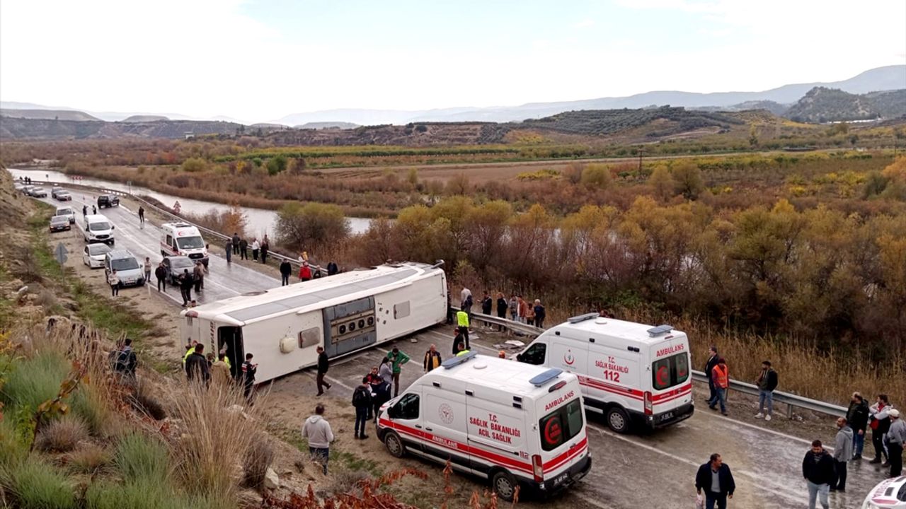 MERSİN - Yolcu otobüsünün devrilmesi sonucu 8 kişi yaralandı