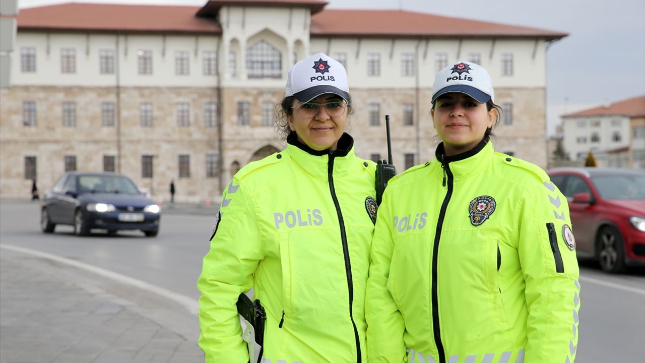 SİVAS - Yayaların güvenliği kadın trafik polislerine emanet