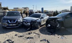 Adıyaman'da üç aracın karıştığı kazada 3 kişi yaralandı