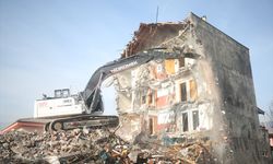 DÜZCE - Depremde ağır hasar alan 5 bina yıkıldı